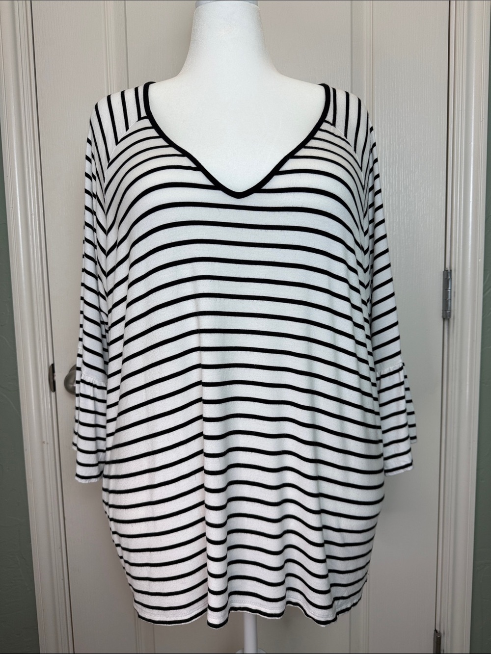 Calvin Klein Black and White Striped V-Neck Top w/ Bell Sleeves Sz 2X